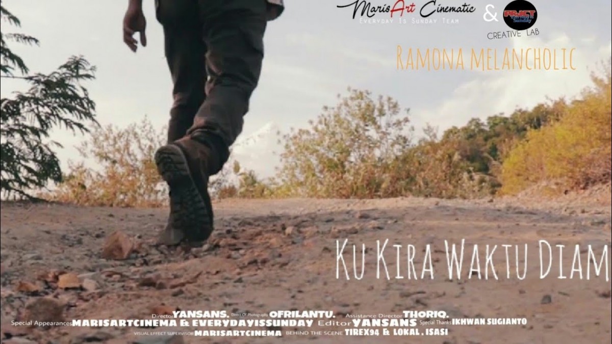 Video klip Ku Kira Waktu Diam yang berlatar di gunung sesuai dengan nuansa lagu tersebut.